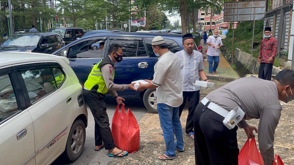 Satlantas Polresta Barelang Batam Bagikan Paket Makanan Sembako.